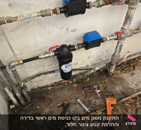 כלים וצינורות תיקון אינסטלציה על קיר חיצוני